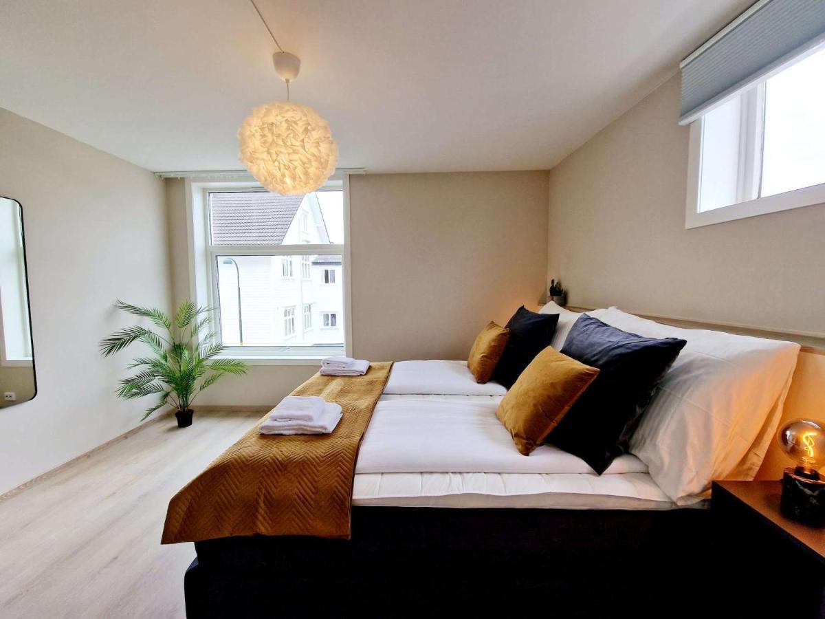 Leilighet Modern & Spacious 3-bedroom, Central, Parking *