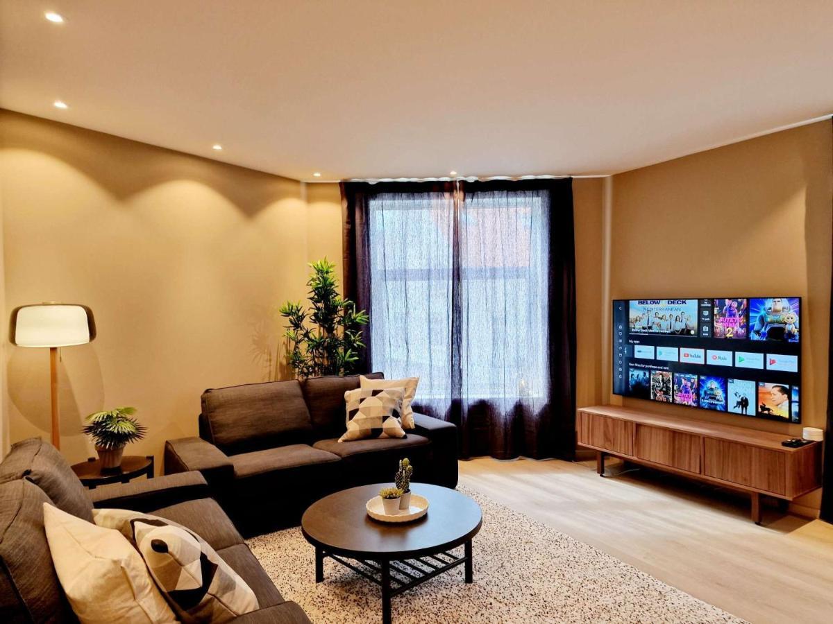 Modern & Spacious 3-bedroom, Central, Parking Leilighet